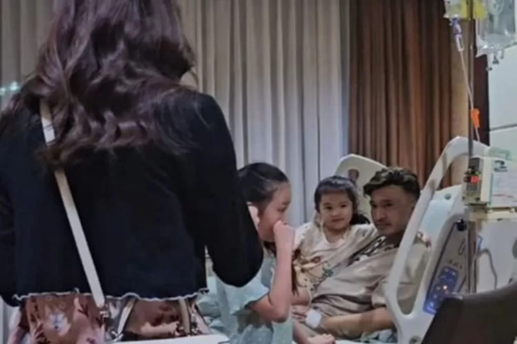 Momen saat Sarwenda bersama anak-anaknya menjenguk Ruben Onsu (Instagram/sarwendah29)