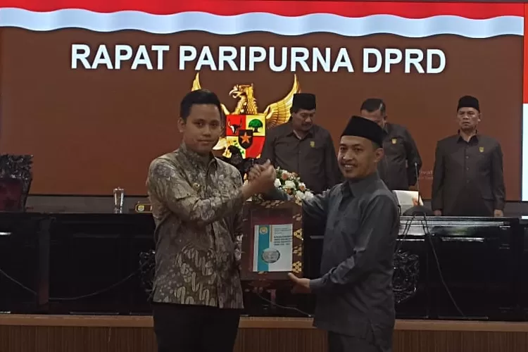 Bupati Kendal menyerahkan Raperda  tentang Rencana Pembangunan Jangka Panjang Daerah (RPJPD) Kabupaten Kendal Tahun 2025-2045 dalam rapat paripurna, rabu 22 Mei 2024.  (Edi prayitno/kontributor kendal)