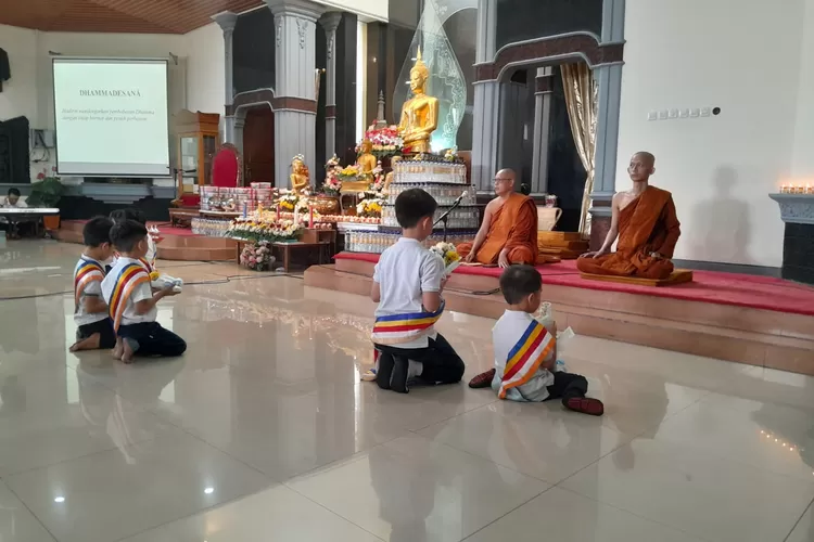 Anak-anak Umat Budha Semarang saat menghadap Bhante dalam ibadah Hari Raya Waisak di Vihara Tanah Putih. (Ayosemarang.com/ Audrian Firhannusa)