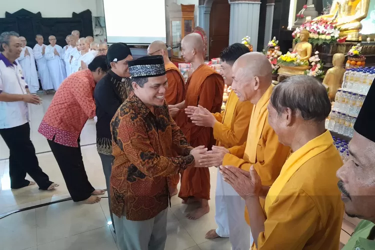 Umat Lintas Agama saat mengunjungi Vihara Tanah Putih Semarang dalam perayaan Hari Raya Waisak. (Ayosemarang.com/ Audrian Firhannusa)