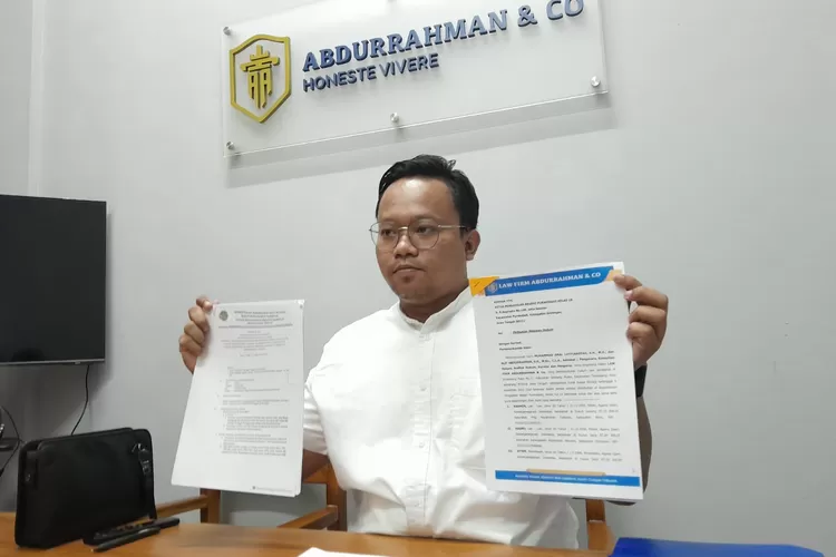 Kuasa Hukum dari Kantor Abdurrahman &amp; Co Semarang, Muhammad Amal Lutfiansyah saat menunjukan berkas gugatan terhadap kasus penyerobotan tanah milik keluarga kurang mampu di Purwodadi oleh pemerintah desa. (Ayosemarang.com/ Audrian Firhannusa)