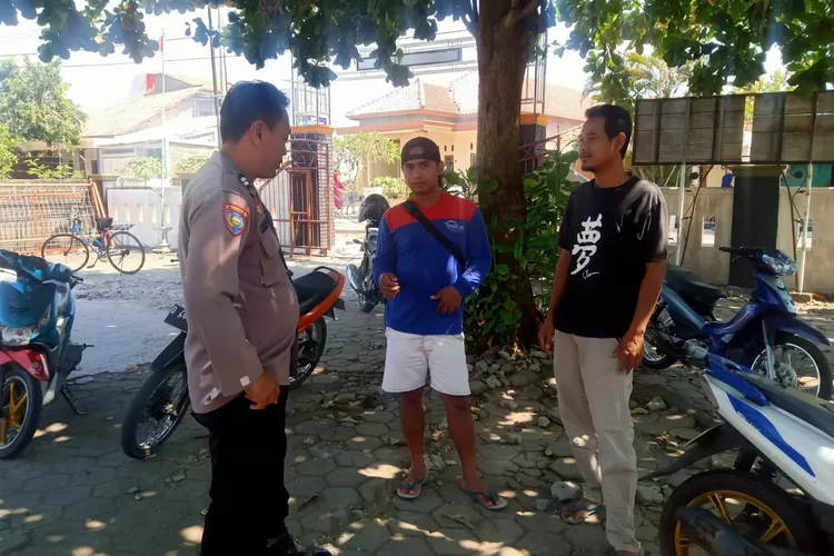 Bhabinkamtibmas Polsek Cepiring menyambangi warga Kamis 23 mei 2024.  (Edi prayitno/kontributor kendal)