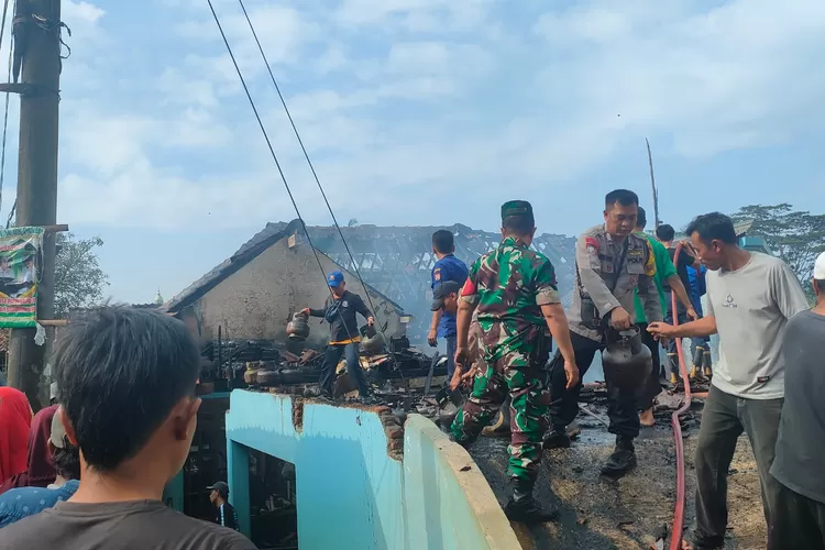 Petugas dan warga membersihkan sisa kebakaran yang menimpa ruimah dan warung milik Suhar, Jumat 24 mei 2024.  (Edi prayitno/kontributor kendal  &nbsp;)