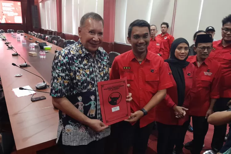 Rukma Setyabudi saat mengambil formulir bacagub di PDIP Jateng.  (Ayosemarang.com/ Audrian Firhannusa)