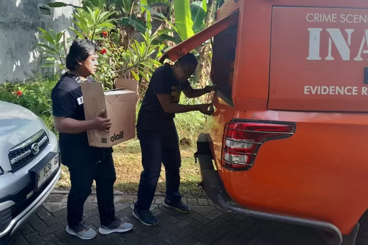 Polisi saat hendak mengotopsi bayi yang ditemukan di Jalan Berlian Semarang.  (Ayosemarang.com/ Audrian Firhannusa)