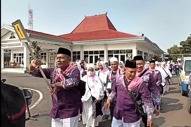 Calon jamaah haji Kendal saat dilepas dari Pendopo Bahurekso Kendal.  (edi prayitno/kontributor kendal)