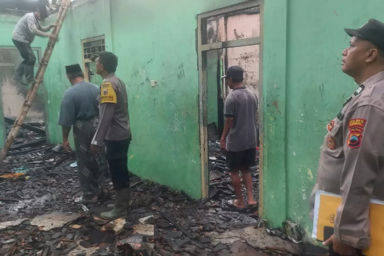 Polisi memeriksa kamar di ponpes Roudlotul&nbsp;Muttaqien yang terbakar Jumat 24 Mei 2024 pagi.  (Edi prayitno/kontributor Kendal)