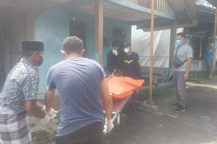 Petugas melakukan olah tempat kejadian penemuan mayat warga Desa Limbangan Jumat 24 Mei 2024.  (Edi prayitno/kontributor Kendal)