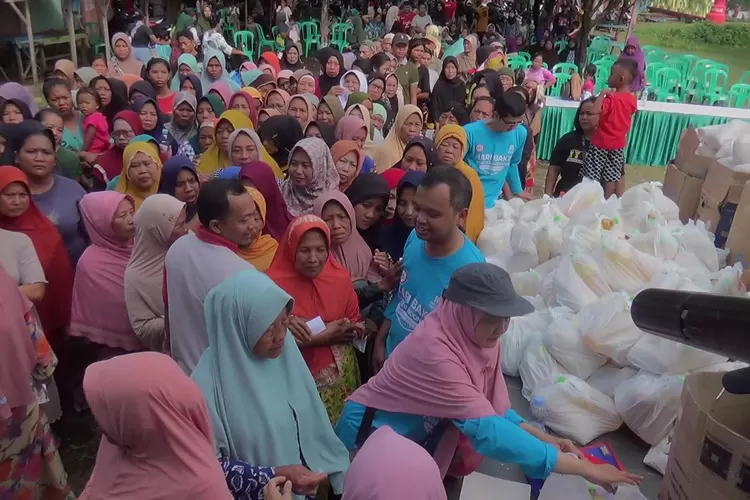 Warga antre mendapatkan sembako yang dibagikan dalam rangka hari bakti dokter indonesia ke 116.  (Edi prayitno/kontributor Kendal)
