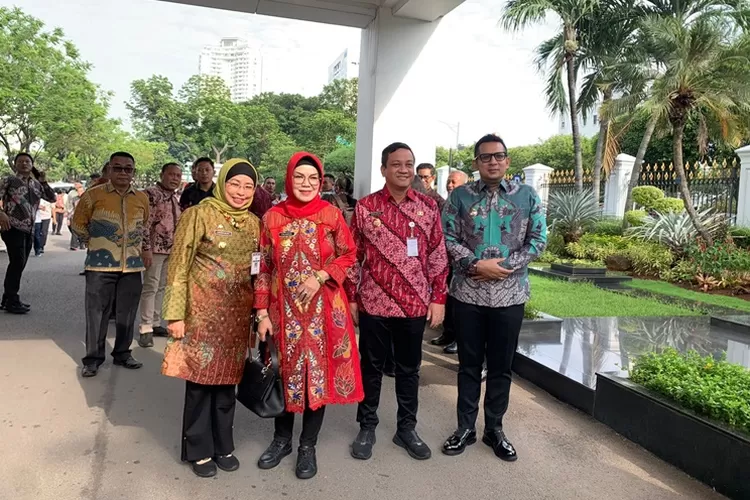 Pj Bupati Batang Lani Rwi Rejeki bersama kepala Daerah di Istrana Negara (Kominfo)