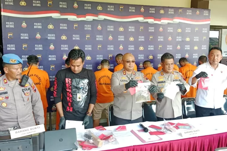 Kapolres Batang dan jajaranya menunjukkan barang bukti narkoba.  (Muslihun/Kontributor Batang)