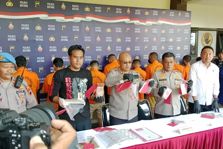 Kapolres Batang dan jajaranya mengangkat barang bukti uang palsu.  (Muslihun/Kontributor Batang)