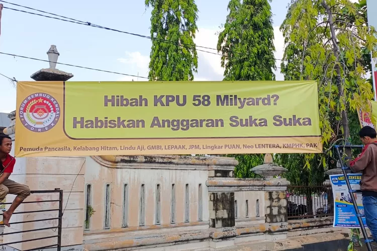 Spanduk protes pelaksanaan peluncuran Pilkada&nbsp; Kendal 2024 di stadion Kebondalem yang menghadirkan Adella Selasa 28 Mei 2024.  (Edi prayitno/kontributor Kendal)