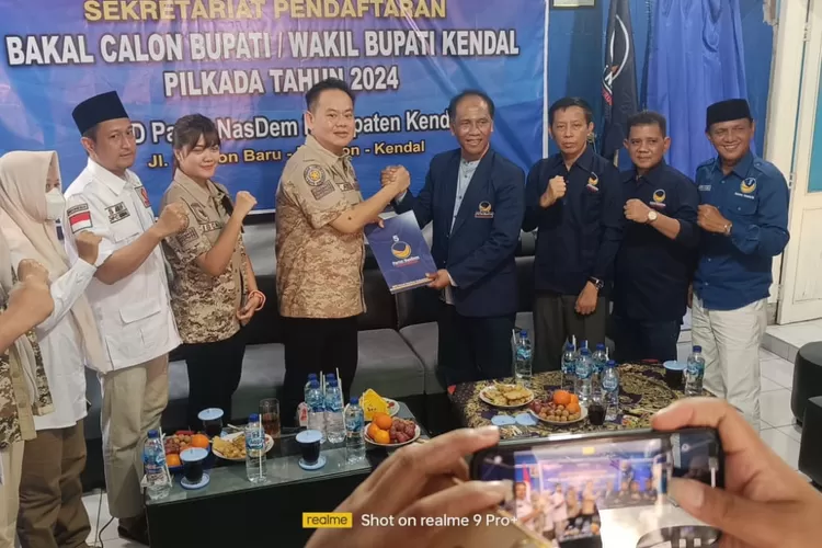 Ketua DPC Partai Gerindra saat mengambil formulir di Partai Nasdem beberapa waktu lalu.  (Edi prayitno/kontributor kendal)