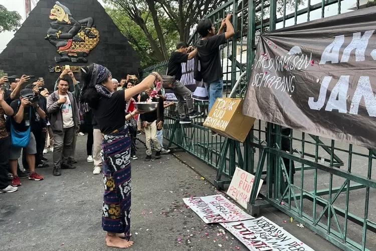 Aksi tabur bunga oleh para  Aliansi Jurnalis Jawa Tengah dalam mengecam UU Penyiaran.  (Istimewa)