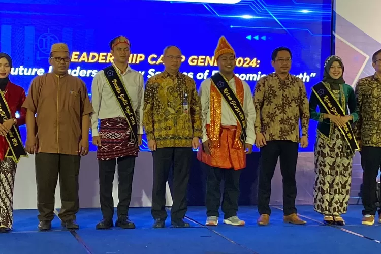 Kepala KPwBI Tegal, Mawardi foto bersama dengan jajaran pengurus GENBI.  (Istimewa)