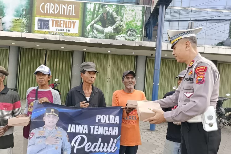 Kasatlantas Polres Batang Kasatlantas Polres Batang, AKP Wigiyadi bagikan nasi kota. (Muslihun kontributor Ayobatang )