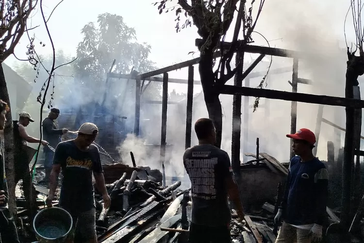 Warga memadamkan api yang membakar rumah milik Yuli warga Kebonagung Kecamatan Ngampel, Jumat 31 Mei 2024. &nbsp; (Edi prayitno/kontributor kendal)