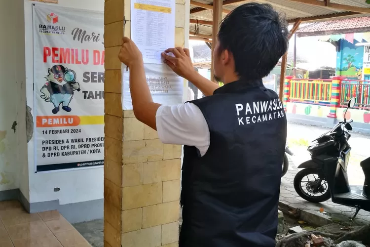 Anggota Panwaslu Kecamatan memasang pengumuman daftar nama PKD.  (Dokumen Bawaslu kendal)