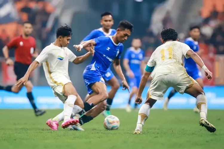 Pemain PSIS Semarang saat berjibaku melawan pemain Persija. M Ridwan akui timnya main buruk.  (PSIS)