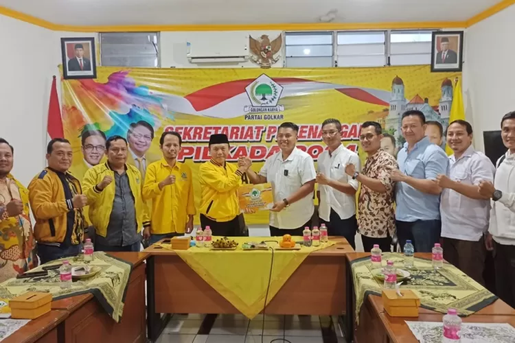 Ade Bhakti saat menyambangi Partai Golkar. Ade rencananya akan terus berkunjung ke beberapa partai politik.  (Ayosemarang.com/ Audrian Firhannusa)
