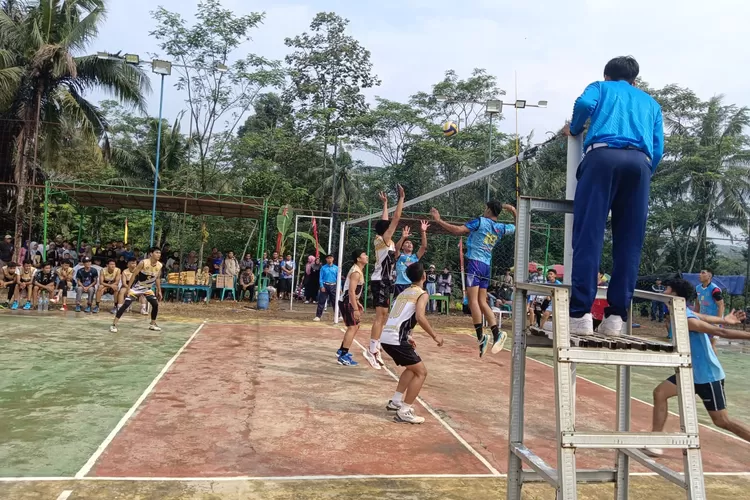 Turnamen bola voli di Desa Getas Kecamatan Singorojo dalam rangkaian perpisahan KKN UIN Walisongo.  (Edi prayitno/kontributoe kendal)
