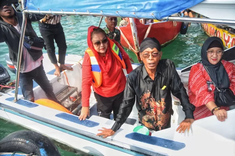 Wali Kota Semarang Hevearita Gunaryanti Rahayu saat mengikutu sedekah laut Tambak Lorok Semarang. Mbak Ita bakal memberi nelayan bahan bakar petasol.  (Ayosemarang.com/ Audrian Firhannusa)
