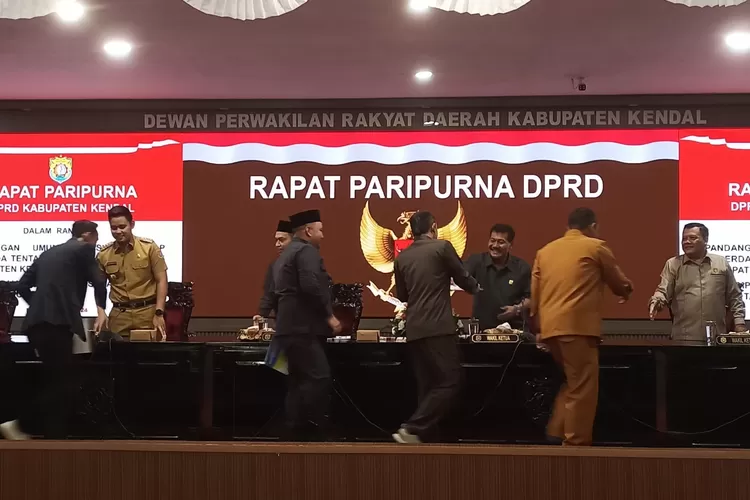Perwakilan fraksi di DPRD Kendal menyerahkan pandangan umum terhadap Raperda RPJPD tahun 2025-20245 ke pimpinan dewan.  (Edi prayitno/kontributor kendal)