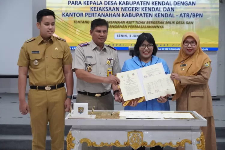  Penandatanganan perjanjian kerja sama antara Pemkab dengan Kejaksaan Negeri Kendal dan Kantor Pertahanan Kabupaten Kendal &ndash; ATR/BPN.  (Edi prayitno/kontributor kendal)