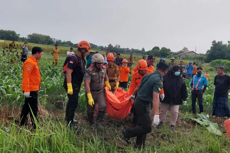 Jenasah korban dievakuasi tim SAR gabungan untuk dibawa ke RSUD Soewondo Kendal.  (edi prayitno/kontributor Kendal)