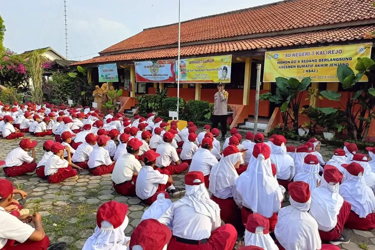  Bhabinkamtibmas Desa Tanjungmojo memberikan edukasi kepada siswa SDN 3 Kalirejo cegah perundungan.  (Edi prayitno/kontributor kendal)