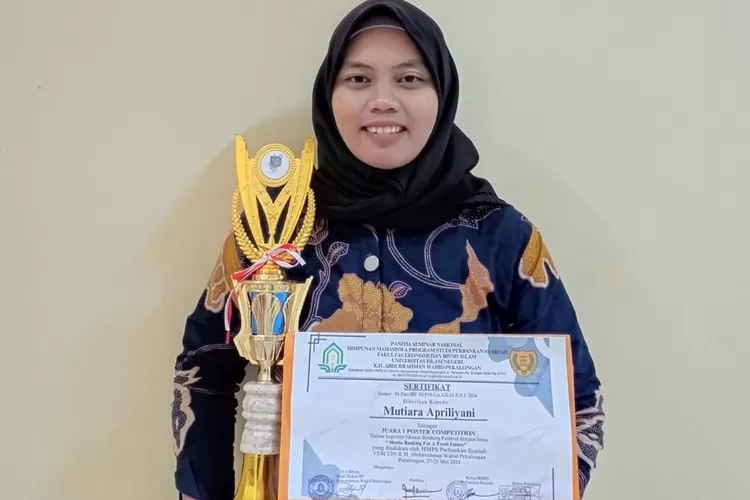 Mutiara Apriliyani mahasiswa FH USM meraih juara 1 lomba poster mahasiswa tingkat nasional (Dok)