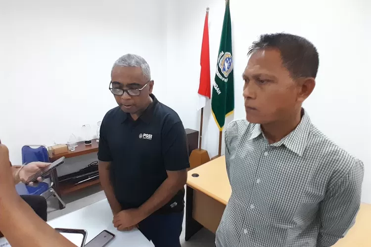 Sekretaris Asprov PSSI Jateng, Purwidyastanto saat berbicara kepada pers. Asprov panggil penyelenggara tarkam di Kabupaten Semarang yang ricuh.  (Ayosemarang.com/ Audrian Firhannusa)