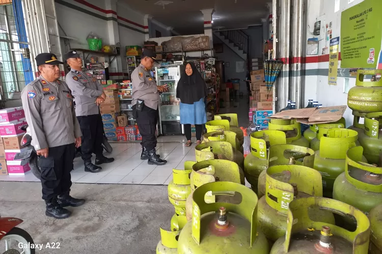Kapolsek Cepiring memantau pangkalan gas elpiji memastikan tidak ada penimbunan.  (Edi prayitno/kontributor kendal  &nbsp;)