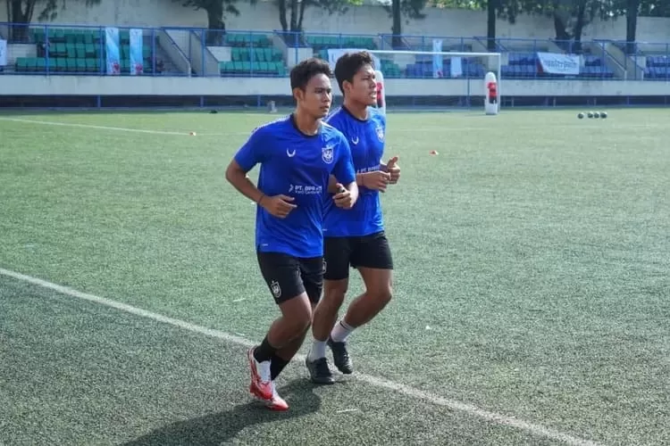 Eka Febri (kiri) saat berlatih bersama PSIS Semarang. Eka dilepas oleh PSIS.  (Ayosemarang.com/ Audrian Firhannusa)