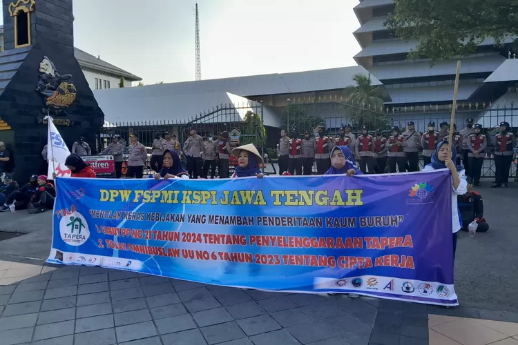 Perwakilan buruh saat unjuk rasa di depan Kantor Gubernur Jateng. Triwulan kedua, ratusan pekerja sudah terkena dampak penutupan perusahaan dan perselisihan PHK.  (Ayosemarang.com/ Audrian Firhannusa)