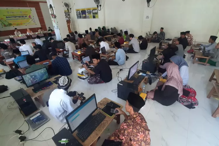 Pelatihan kewirausahaan untuk santri kerjasama Diporapar dan Koekraf Kendal.  (edi prayitno/kontributor Kendal)