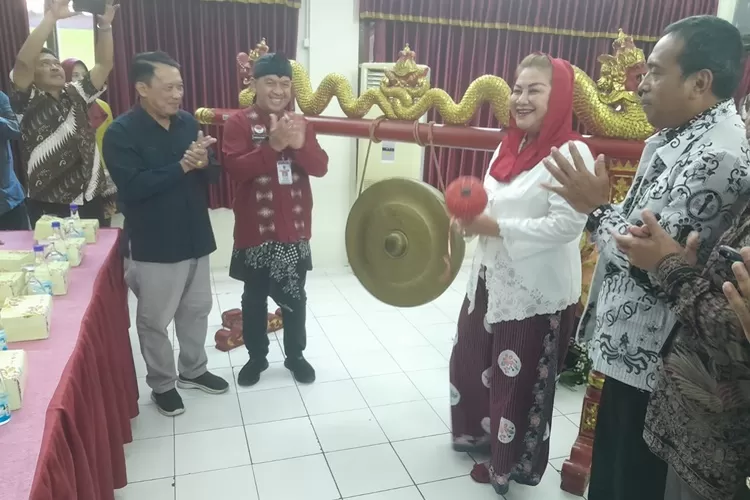 Wali Kota Semarang Mbak Ita saat membuka PPDB Kota Semarang 2024. Dia meminta orangtua tak perlu khawatir anaknya tidak diterima di sekolah favorit.  (Ayosemarang.com/ Audrian Firhannusa)