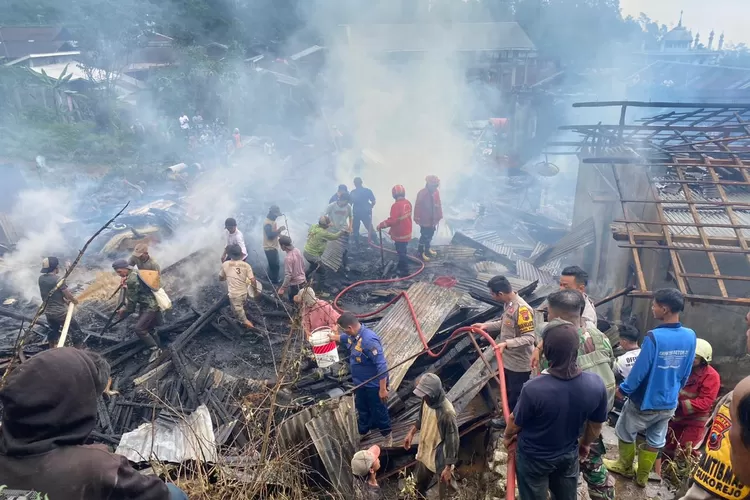 Warga dan petugas berjibaku memadamkan api yang membakar 6 rumah di Desa Genting Gunung Kecamatan Sukorejo.  (Edi prayitno/kontributor Kendal)