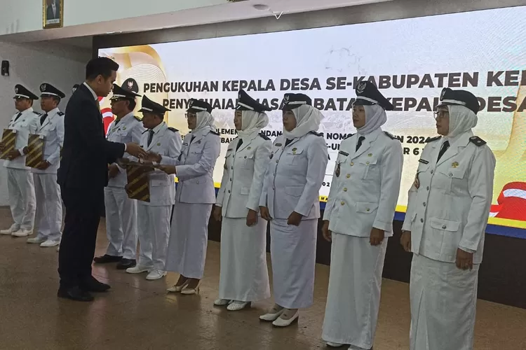 Bupati Kendal menyerahkan SK perpanjangan masa jabatan Kades Jumat 7 juni 2024.  (Edi prayitno/kontributor Kendal)