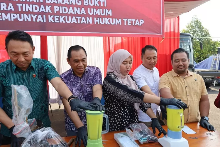 Pemusnahan barang bukti narkoba obat terlarang oleh Kejaksaan Negeri Batang.  (Muslihun/kontributor Batang)