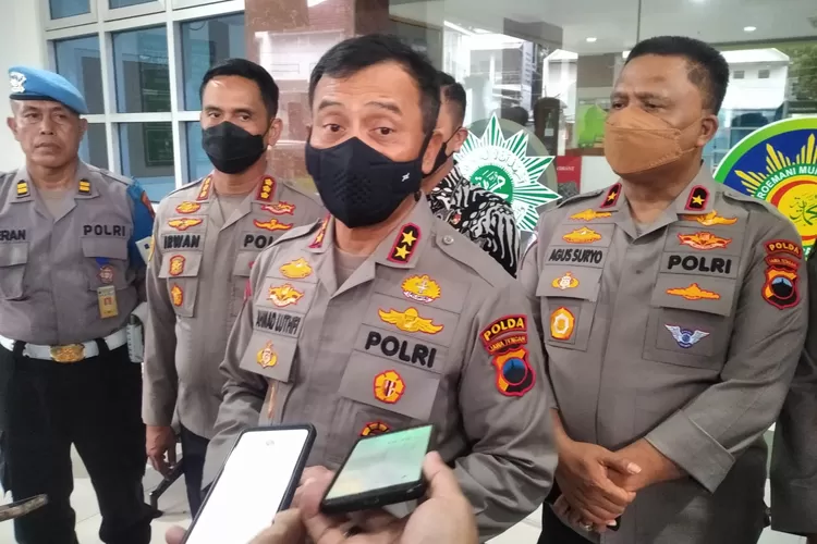 Kapolda Jateng Irjen Pol Ahmad Luthfi ikut melakukan penanganan keracunan massal di Jomblang Semarang.  (Ayosemarang.com/ Audrian Firhannusa)