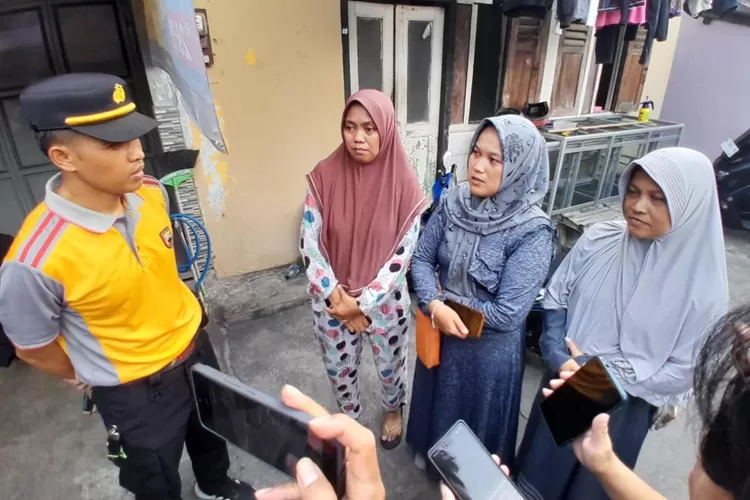 Kapolsek Candisari AKP Iptu Handri Kristanto saat menemui warga Jomblang Semarang yang mengalami keracunan massal.  (Ayosemarang.com/ Audrian Firhannusa)
