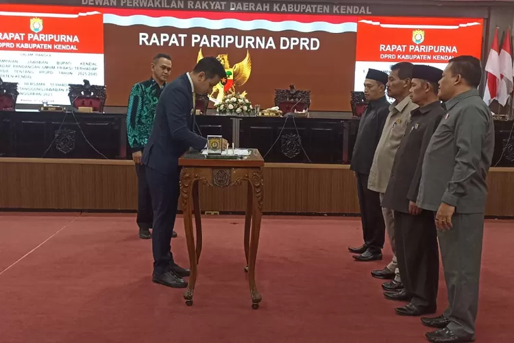  Bupati Kendal dan Pimpinan DPRD Kendal menandatangani persetujuan bersama Raperda tentang pertanggungjawaban pelaksanaan APBD tahun 2023.  (Edi prayitno/kontributor kendal)