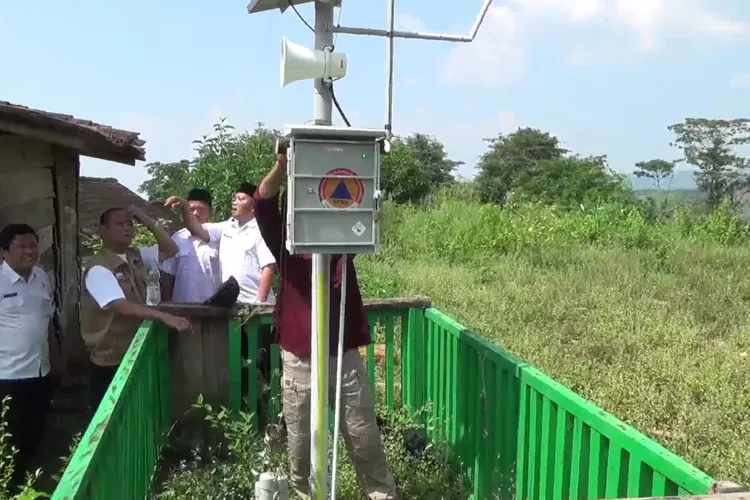 Deteksi Dini Tanah Longsor Di Daerah Rawan, BPBD Kendal Pasang Alat Ini ...