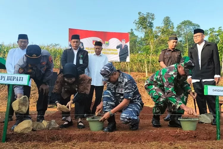 Peletakan batu pertama pembangunan Pos Koramil Pecalungan (istimewa)