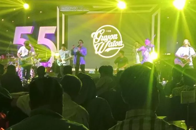 Penampilkan band Guyon Waton memeriahkan perayaan 55 tahun Radio Walisongo Pekalongan di Ballroom Hotel Dafam Pekalongan, Jumat 7 Juni 2024.  (Muslihun/kontributor Batang)