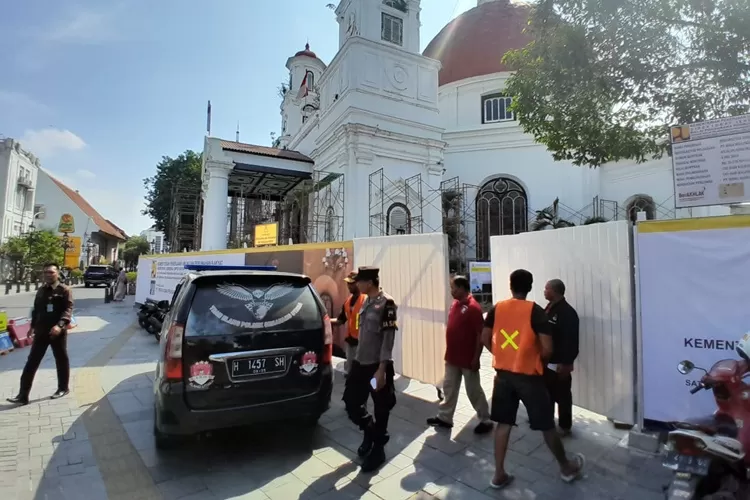 Polisi saat sedang mengevakuasi pekerja proyek yang tewas tersetrum di Gereja Blenduk Semarang.  (Ayosemarang.com/ Audrian Firhannusa)