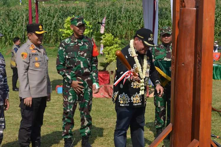 Wakil Bupati Kendal didampingi Dandim 0715 dan Kapolres Kendal menutup TMMD Sengkuyung Tahap Il TA 2024  di Desa Kalilumpang Patean.  (dokumen Pendim 0715 kendal)