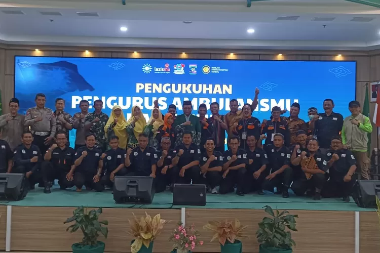 Pengukuhan Forum Ambluns Muhammadiyah Kendal dalam acara Silaturahmi 2 Ambulansmu Jateng Kendal di RSI Muhammadiyah Weleri Kendal.  (edi prayitno/kontributor Kendal)